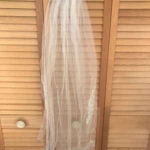 One-tier scalloped edge beaded bridal veil